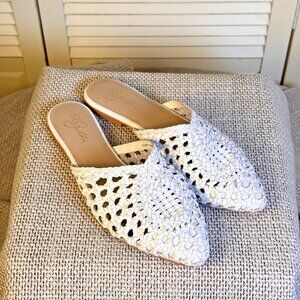 42 Gold Charmed White Woven Leather Flat Pointed-Toe Slip-On Mule Loafer Size 8